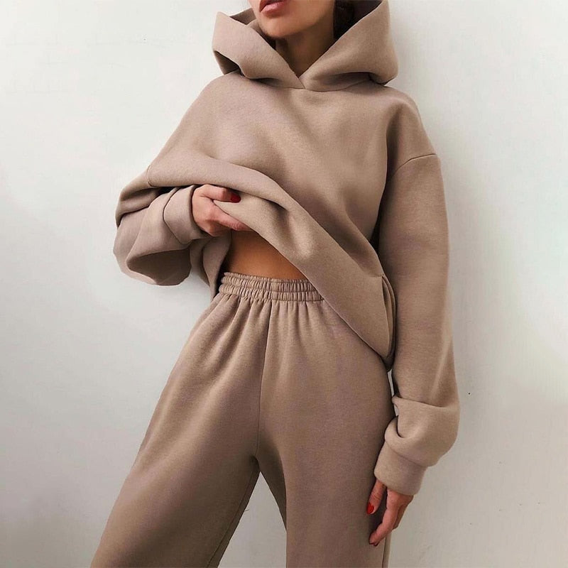 Women's comfortable jogging set: soft hoodie & elastic-waist pants. Ideal for lounging, activewear, or daily casual.