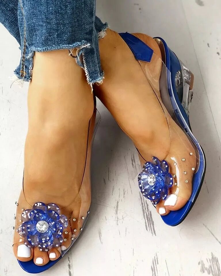 Chic women's transparent jelly sandals, offering stylish comfort for summer outings.