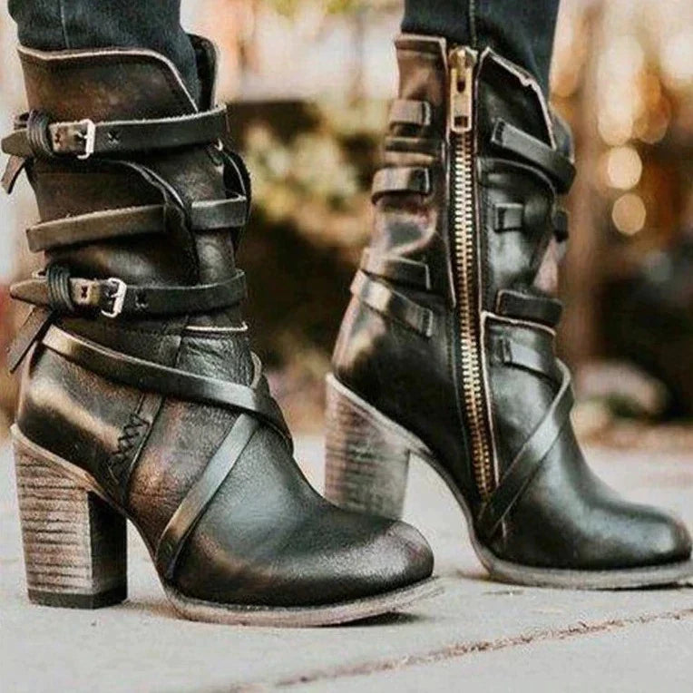 Comfortable women's retro winter boots, featuring a durable sole and plush interior for walking in fall and winter.