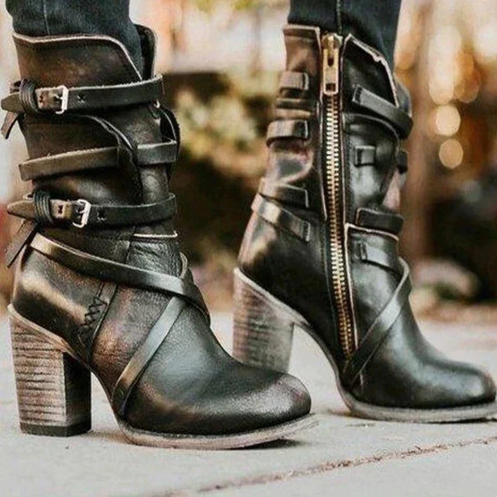Comfortable women's retro winter boots, featuring a durable sole and plush interior for walking in fall and winter.