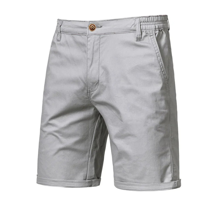 Men's versatile chino shorts: smart casual, comfortable, ideal for summer adventures.
