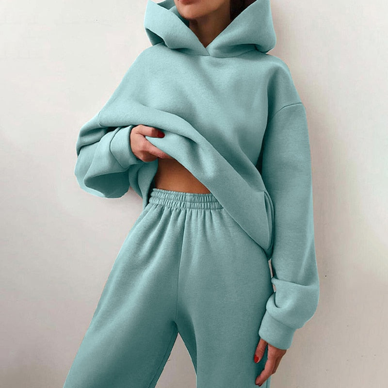 Side view of woman in a women's jogging set, highlighting the comfortable silhouette, active design, and cozy fabric.