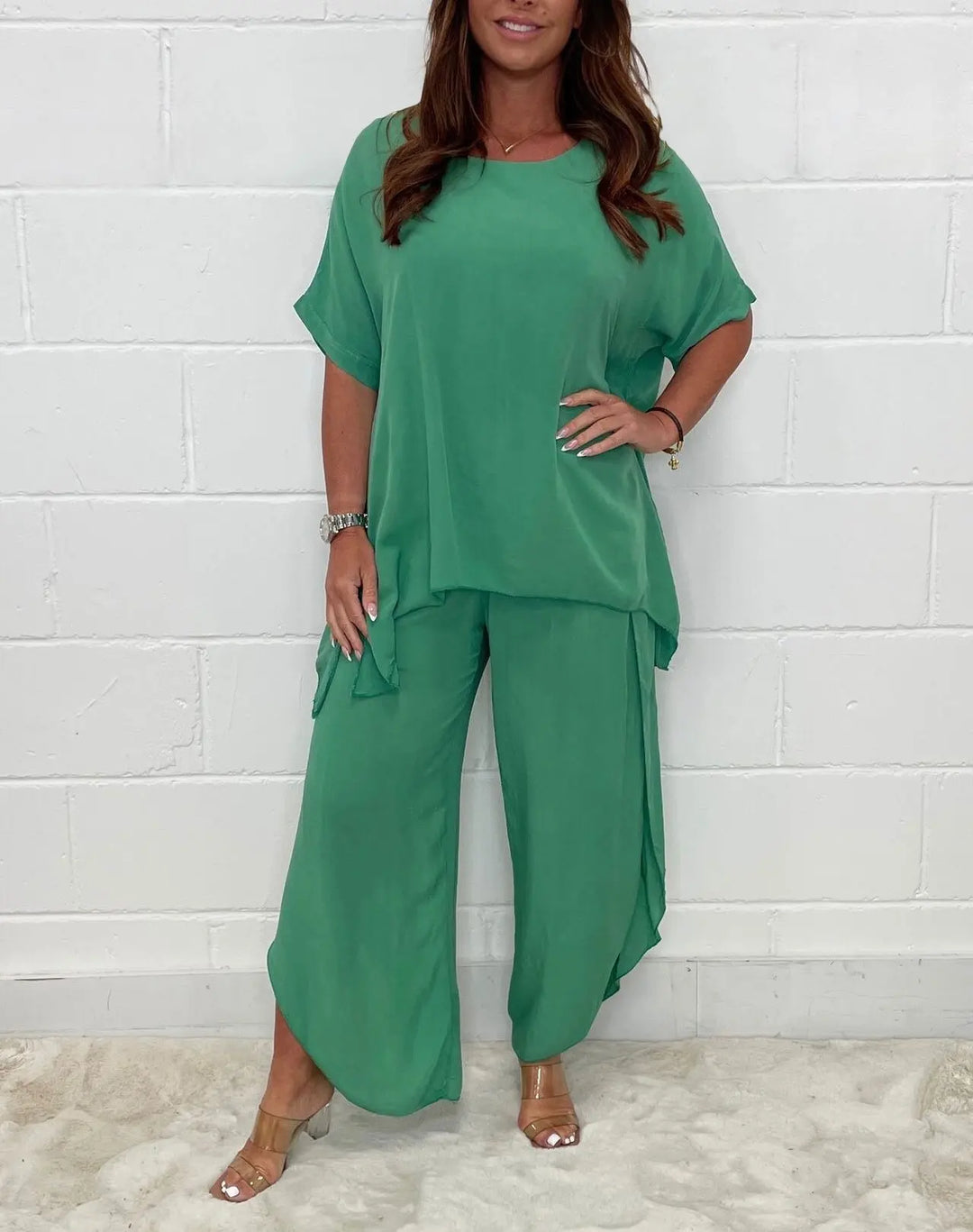 Effortless women's lightweight sleeveless summer pants set, ideal for sunny days.