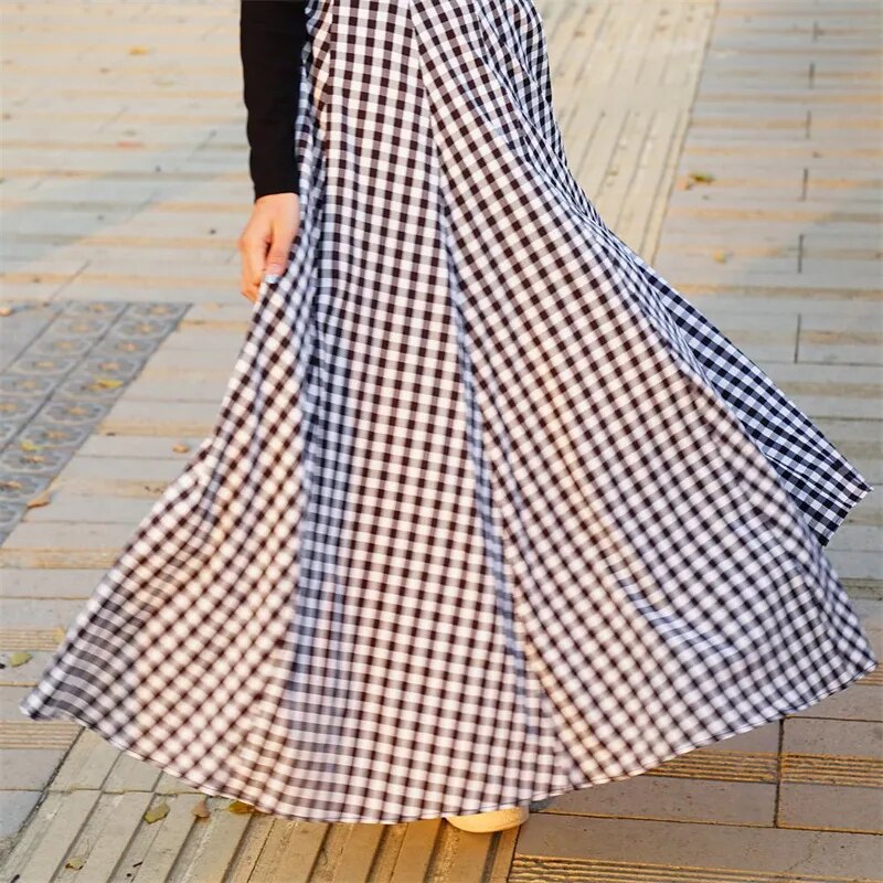Elegant women's long skirt, high-waist maxi style, perfect for a sophisticated look.