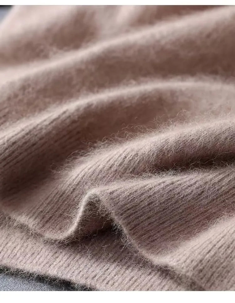 High-quality men's knitted t-shirt, short sleeve & crew neck, offering smart casual versatility.