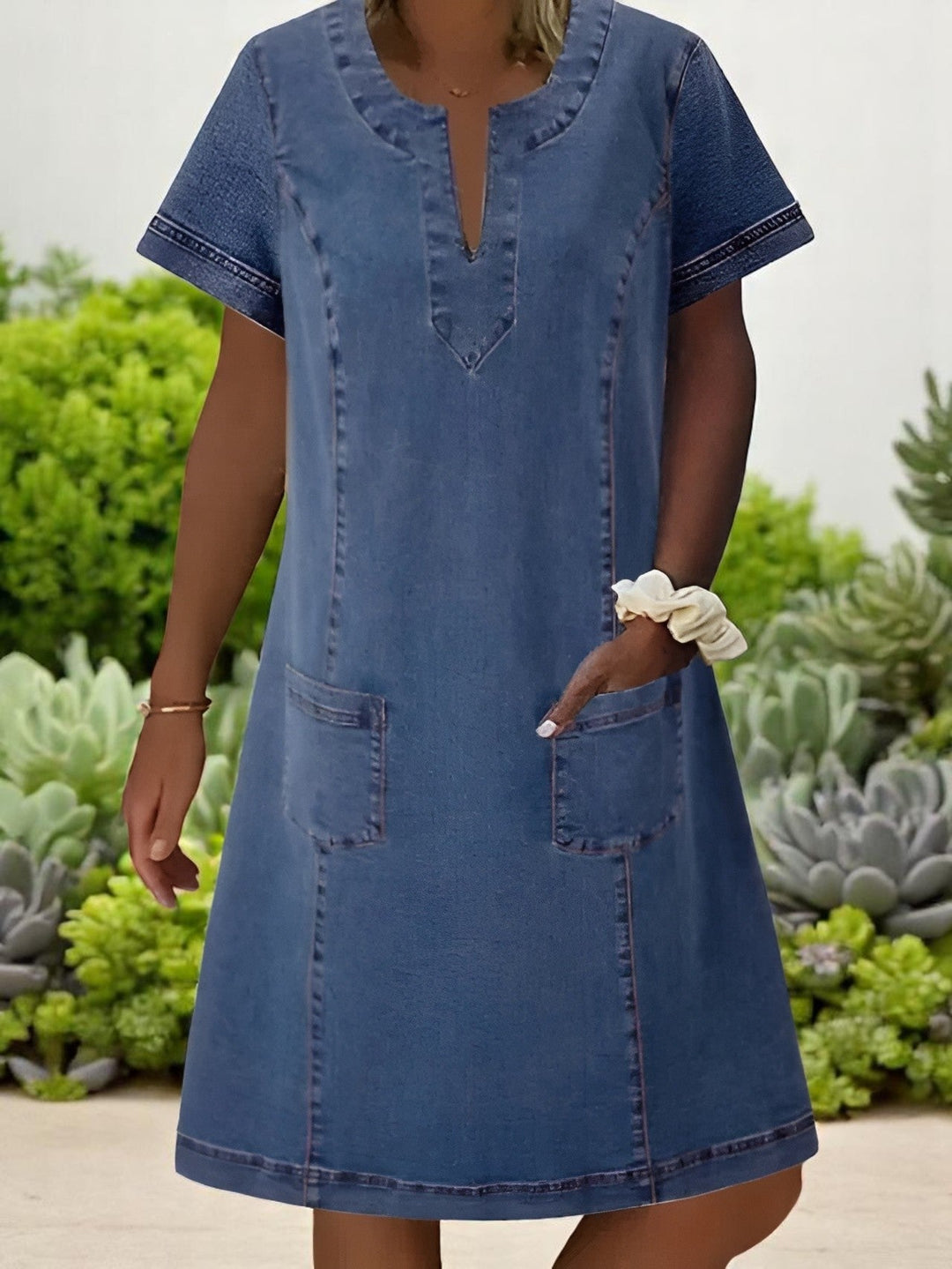 Chic women's midi dress, perfect for effortless everyday style. Comfortable and versatile for spring & summer wear.