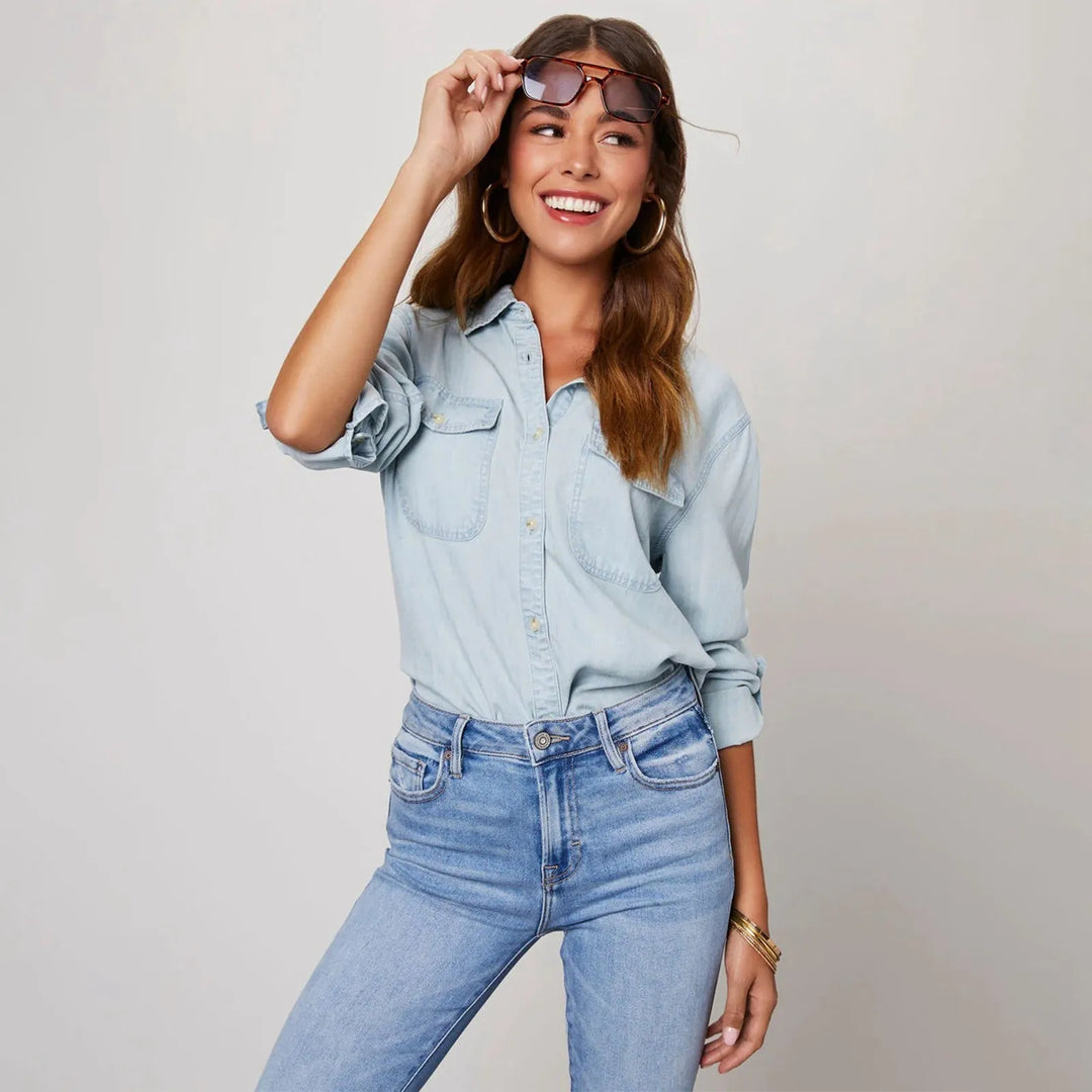 Comfortable women's light blue long-sleeve button-up shirt. Ideal for chic everyday fashion and versatile styling.