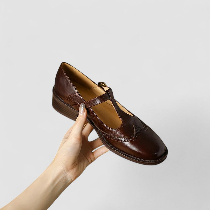 Round toe women's classic Mary Jane shoes, elegant flats with an instep strap for comfortable wear.