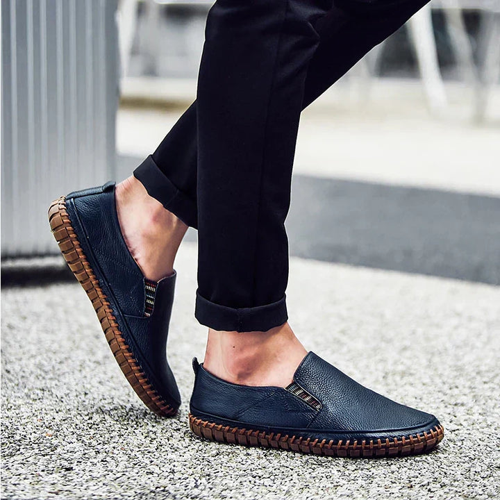 Versatile men's casual slip-on shoes, laceless design for easy wear, perfect for smart casual outfits.