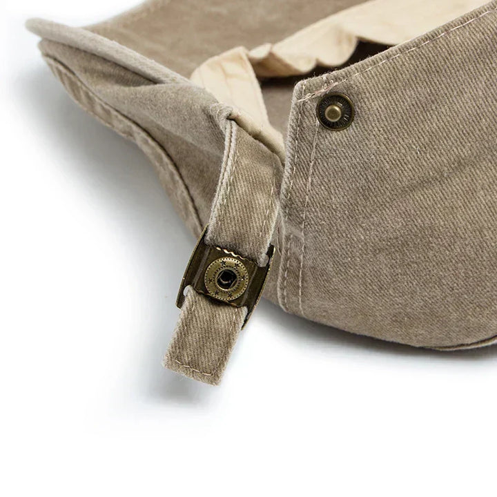 This men's classic flat cap offers timeless style as an everyday hat, a comfortable and versatile fashion accessory.