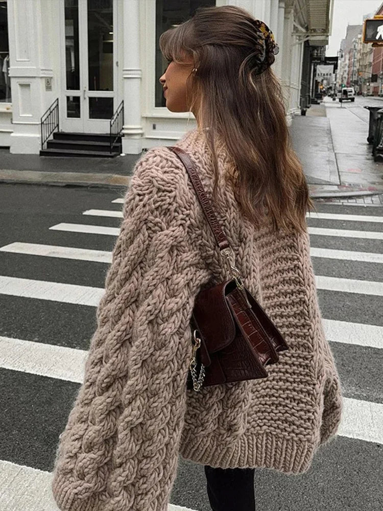 Chic women's oversized pullover sweater, ideal for trendy fall and winter outfits. Soft, cozy, and comfortable.