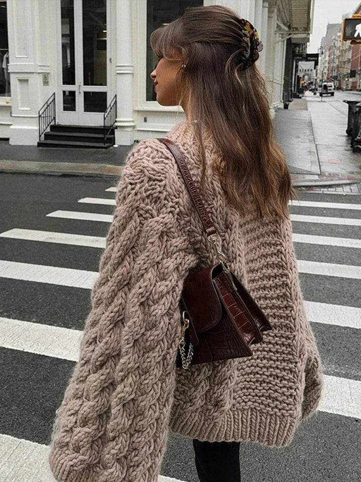 Chic women's oversized pullover sweater, ideal for trendy fall and winter outfits. Soft, cozy, and comfortable.