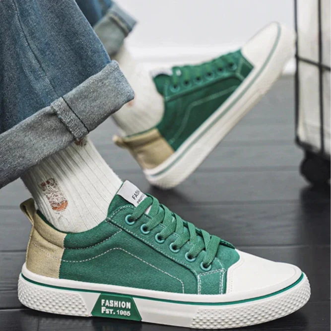 Stylish men's casual sneakers, lightweight and breathable for everyday comfort and modern street style.