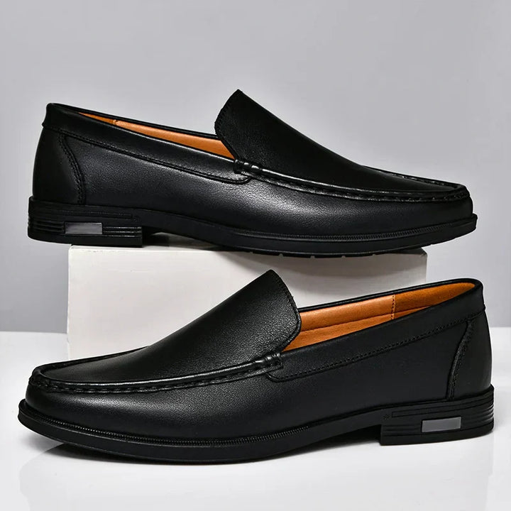 Elegant brown slip-on men's loafers, perfect for versatile daily fashion.