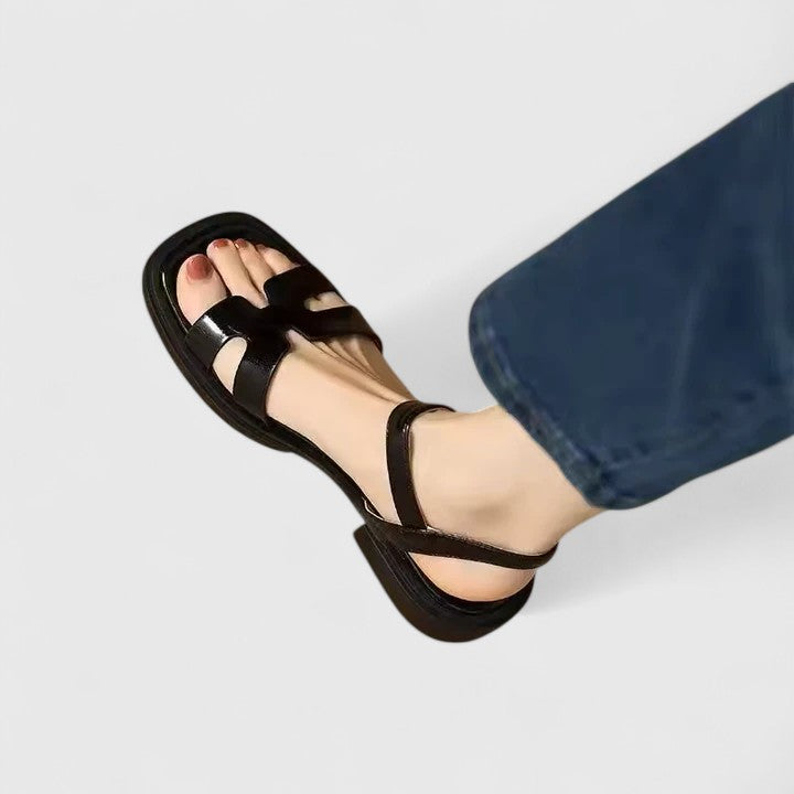 Versatile ladies flat sandals, ideal for summer. Comfortable women's footwear with a minimalist design and adjustable strap.