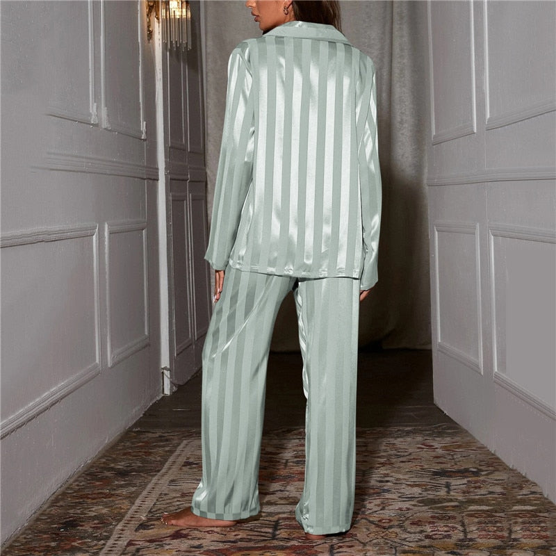 Elegant women's sleepwear: long sleeve pajama top & matching pants, ideal for all-season comfort.