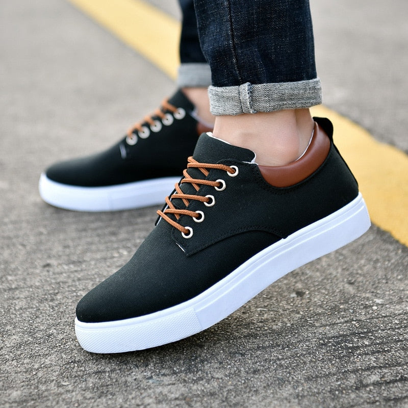 Men's casual low-top lace-up sneakers with cushioned comfort, perfect for everyday wear.