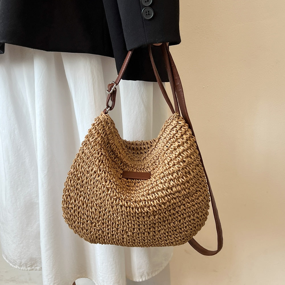 Women's bohemian brown shoulder bag, spacious and stylish, perfect for everyday fashion and practicality.