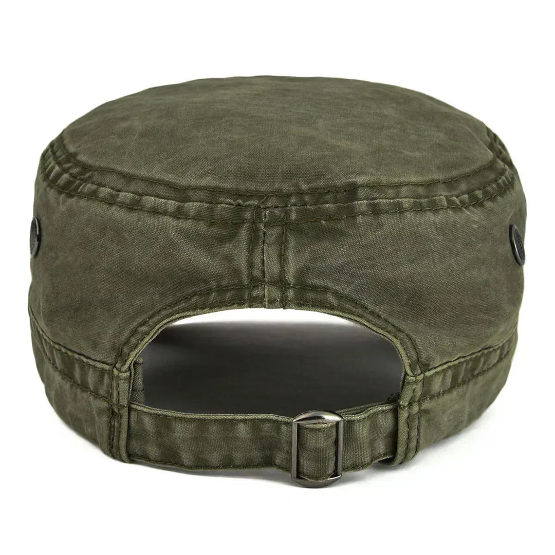Fashionable men's distressed baseball cap, vintage rugged look, perfect for casual outdoor wear.