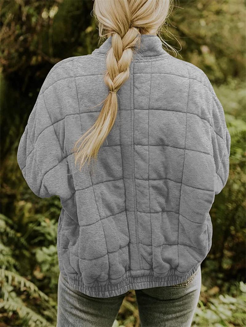 Casual women's quilted jacket with an easy-to-use zipper. Essential stylish outerwear for everyday elegance.
