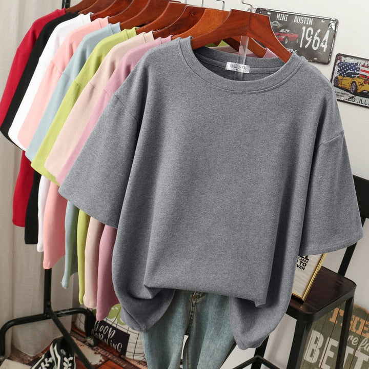 Front view: Plus-size women's short-sleeve t-shirt with a classic round neck. Ideal for casual comfort & style.