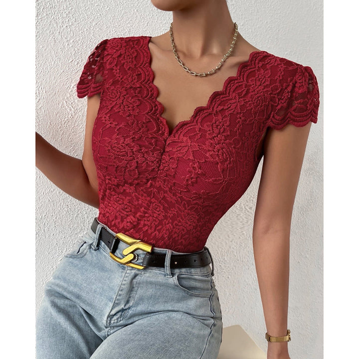 Lightweight women's blouse, ideal for versatile fashion.