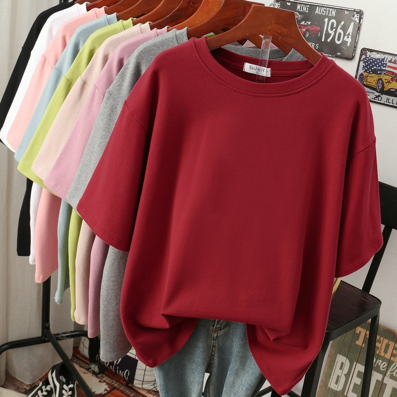 Stylish plus-size women's basic t-shirt. Versatile round-neck top, a comfy wardrobe essential for casual outfits.