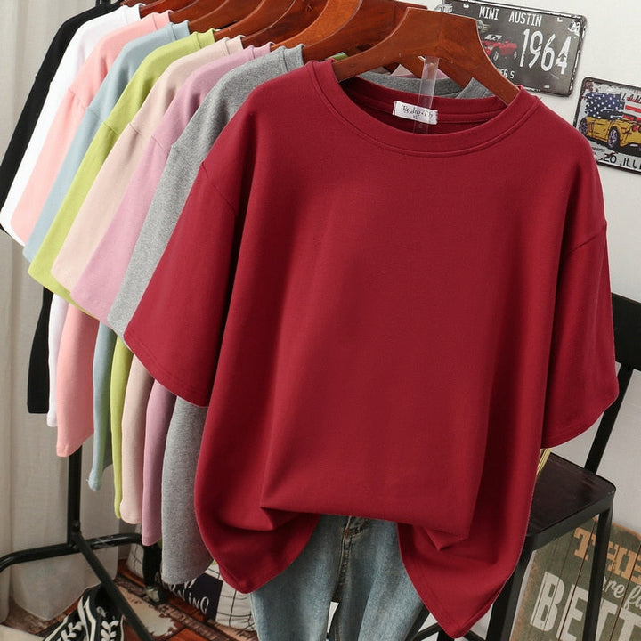 Stylish plus-size women's basic t-shirt. Versatile round-neck top, a comfy wardrobe essential for casual outfits.