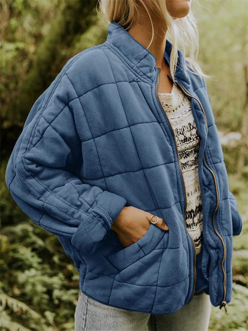 Chic women's zipper jacket, featuring a quilted design. A versatile and lightweight choice for fall outerwear.