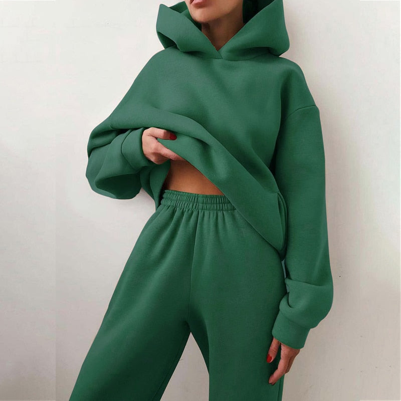 Chic women's jogging set combining comfort & style: soft hoodie & relaxed fit pants in a polyester blend.