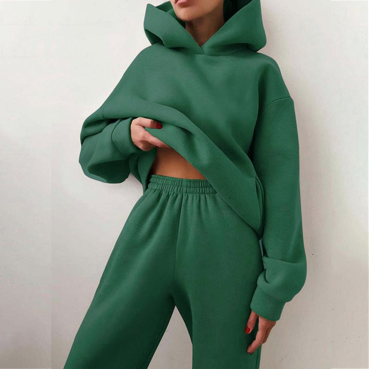 Chic women's jogging set combining comfort & style: soft hoodie & relaxed fit pants in a polyester blend.