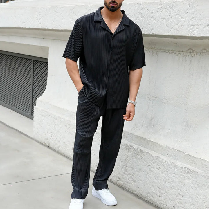 Men's pleated camp collar short sleeve shirt and relaxed fit trousers two-piece set for modern casual outfits.