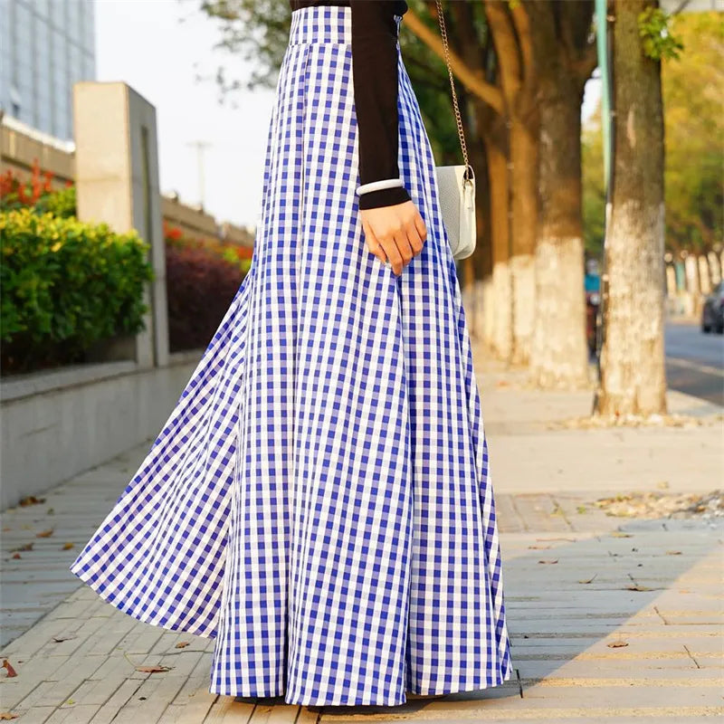Close-up of fabric on a black high-waist maxi skirt, showcasing comfort & quality.