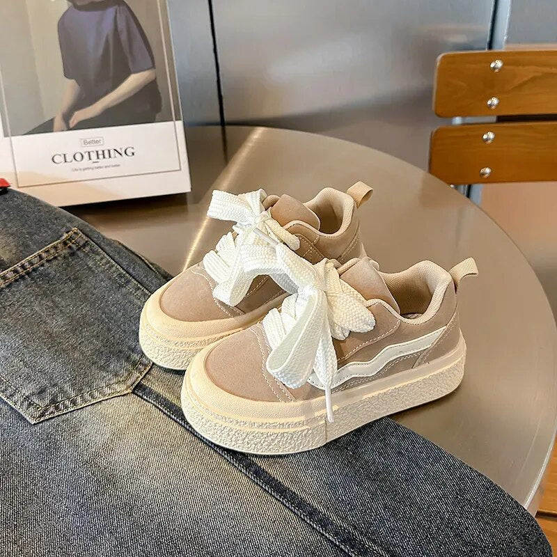 Easy-wear infant & junior sneakers: comfortable, playful shoes for active kids. Ideal everyday children's footwear.