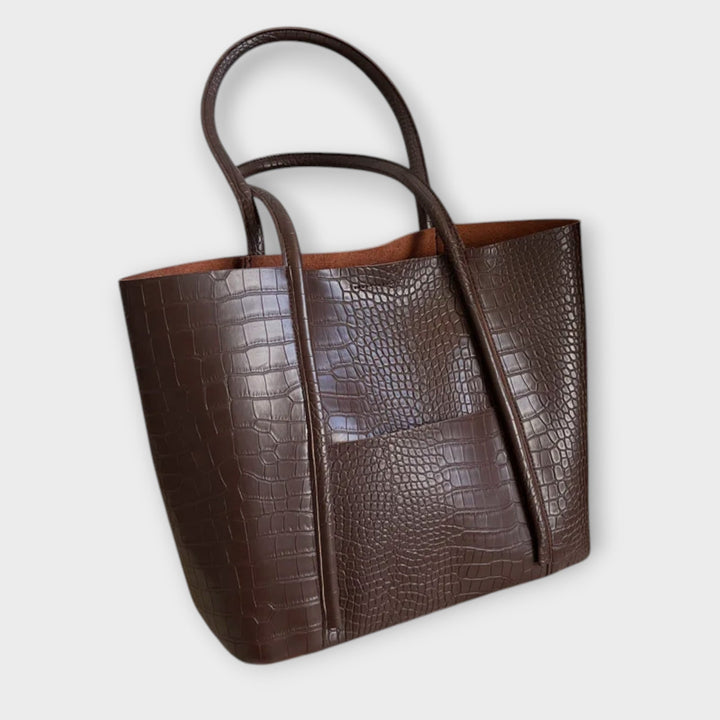 Stylish women's faux leather shoulder bag, featuring a timeless vintage look for casual or elegant outfits.