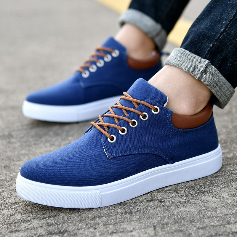 Men's cushioned comfort sneakers, low-top with lace-up detail, ideal for daily walking.