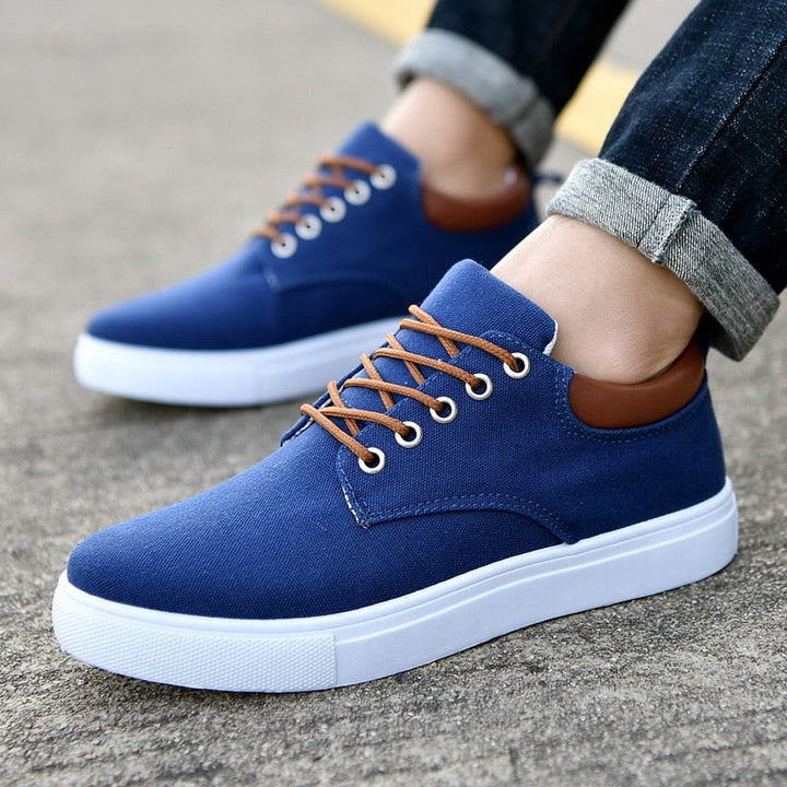 Men's cushioned comfort sneakers, low-top with lace-up detail, ideal for daily walking.