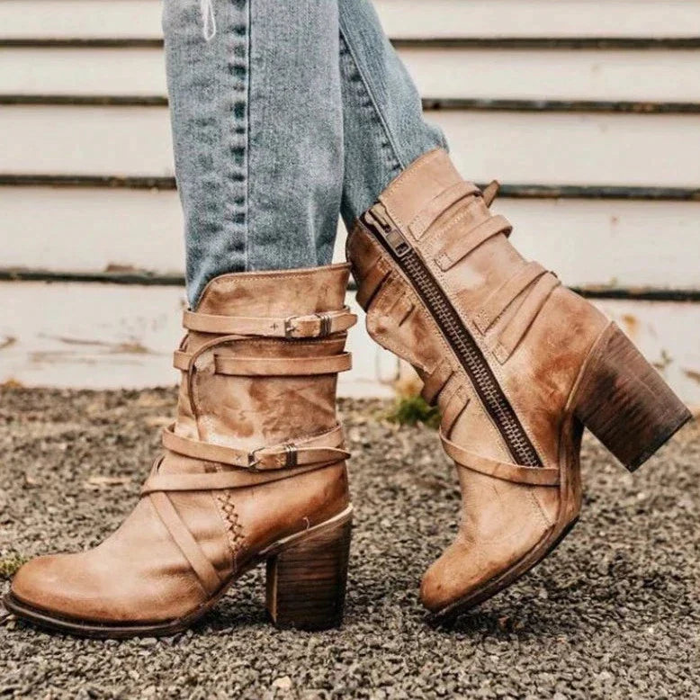 Stylish women's retro winter boots in a classic design, perfect for warmth and comfort during cold seasons.