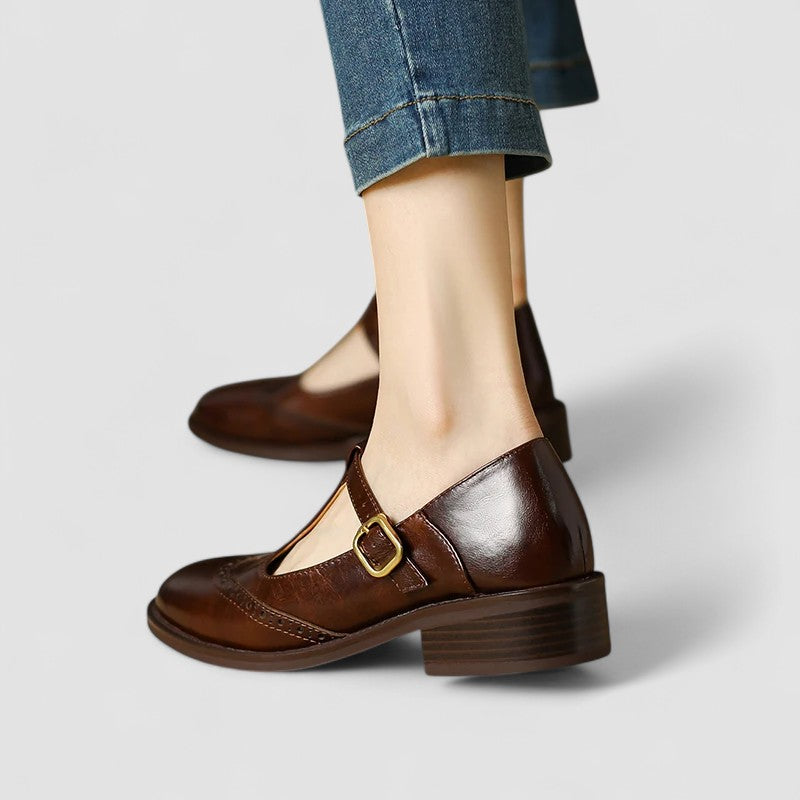 Comfortable women's Mary Jane shoes, classic flats with instep strap, ideal for everyday wear.