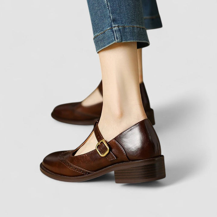 Comfortable women's Mary Jane shoes, classic flats with instep strap, ideal for everyday wear.