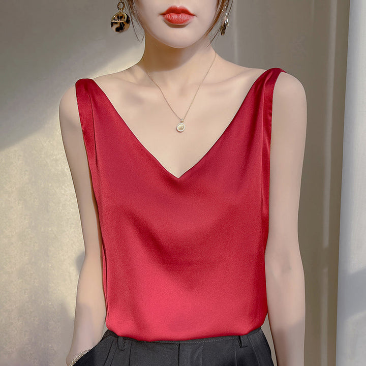 Stylish women's sleeveless top, offering elegant comfort. Versatile, classic fashion piece perfect for all-season everyday wear.
