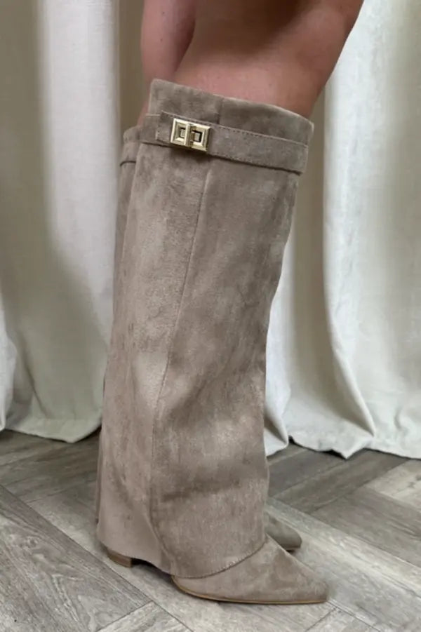 Fashionable women's tall comfort boots, perfect for elegant everyday wear and special occasions.