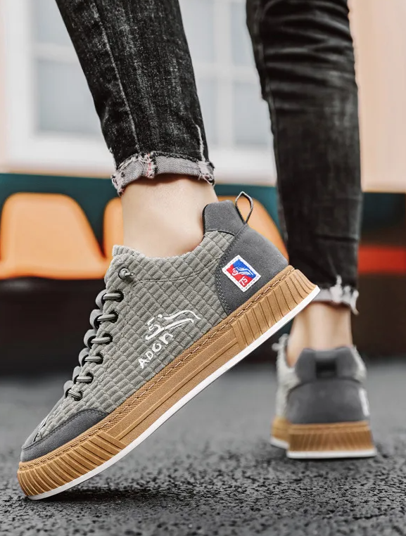 Fashionable men's quilted low top sneakers, lace-up closure & platform sole for casual, non-slip wear.