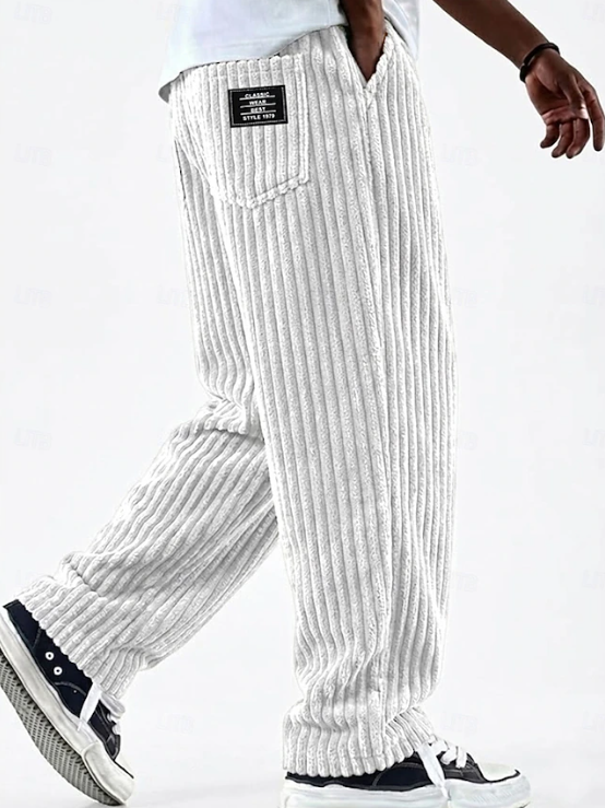 Casual men's corduroy trousers with a vintage style, perfect for everyday comfortable wear.