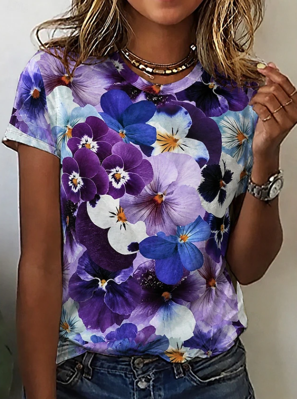 Effortless women's floral blouse, a relaxed-fit short-sleeve top ideal for summer fashion and everyday style.