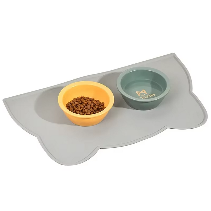 Tidy mealtimes guaranteed with this non-slip silicone cat mat. Prevents spills, making pet feeding clean & simple.