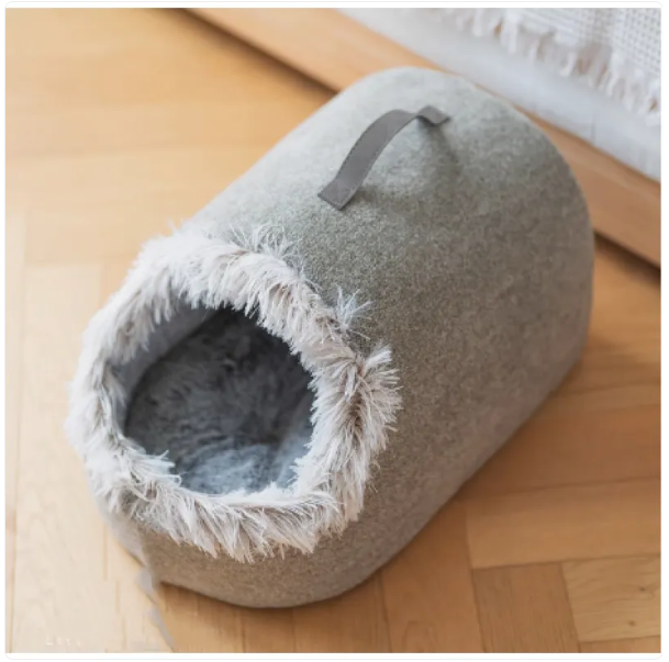 Washable pet bed: cozy cat house with fluffy edge, providing a clean & comfortable sleep haven for cats.