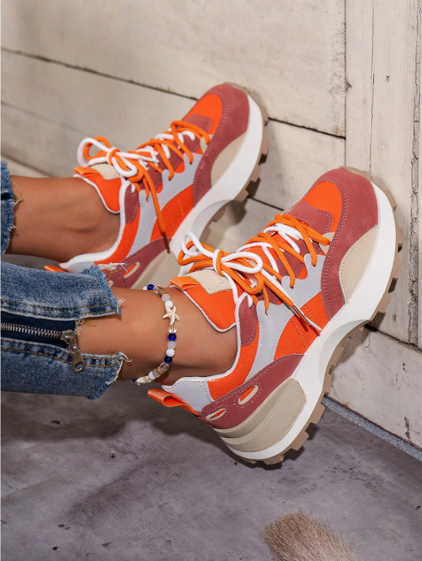 Women's colourblock platform chunky sneakers with lace-up closure for a trendy, comfortable street style look.