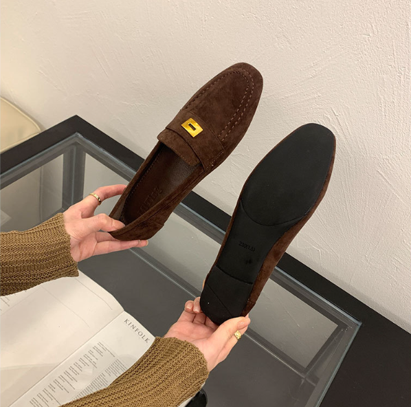 Pintaro Timeless Comfort Flat Shoes for women, ideal for everyday style & versatility.