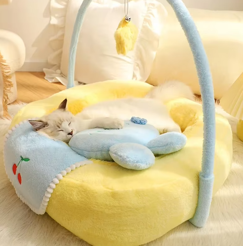 Plush Duck Cat Bed: Cozy, soft pet bed for ultimate feline comfort. Durable & washable cat supplies.